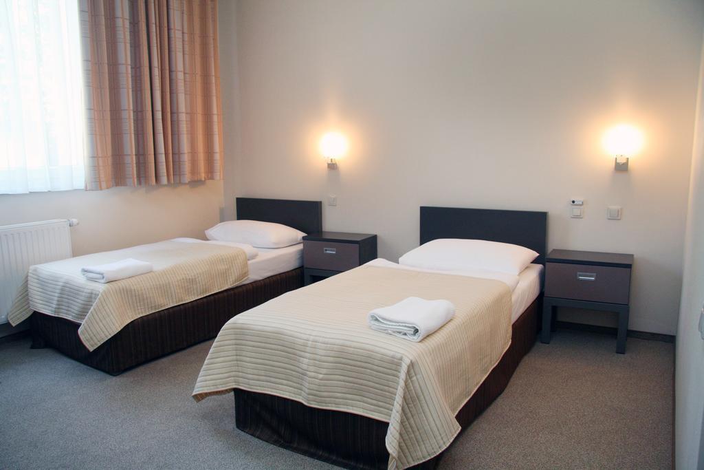 Hotel Jarota Jarocin Oda fotoğraf