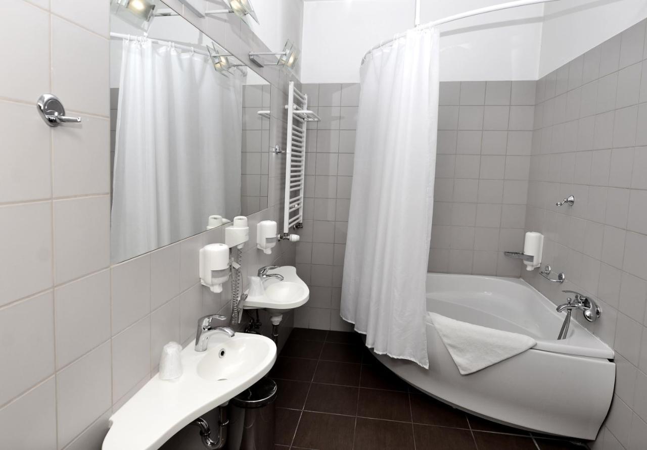 Hotel Jarota Jarocin Dış mekan fotoğraf